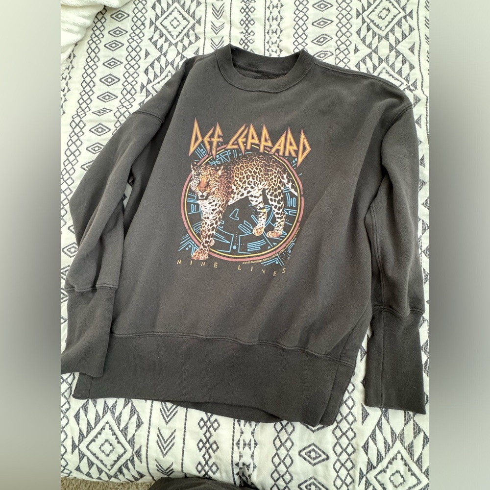 Abercrombie Graphic soft sweatshirt. EUC. Size XS